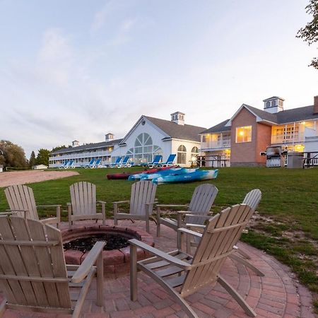 Baymont By Wyndham St. Ignace Lakefront Extérieur photo