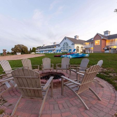 Baymont By Wyndham St. Ignace Lakefront Extérieur photo