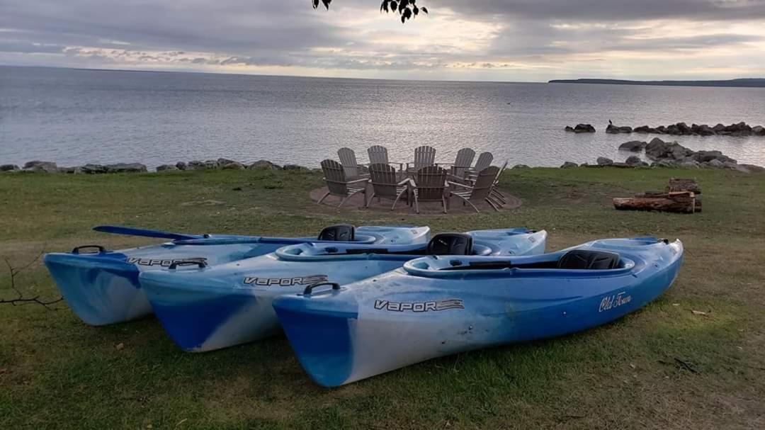 Baymont By Wyndham St. Ignace Lakefront Extérieur photo