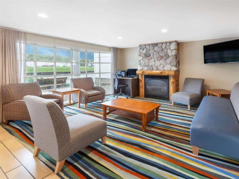 Baymont By Wyndham St. Ignace Lakefront Extérieur photo