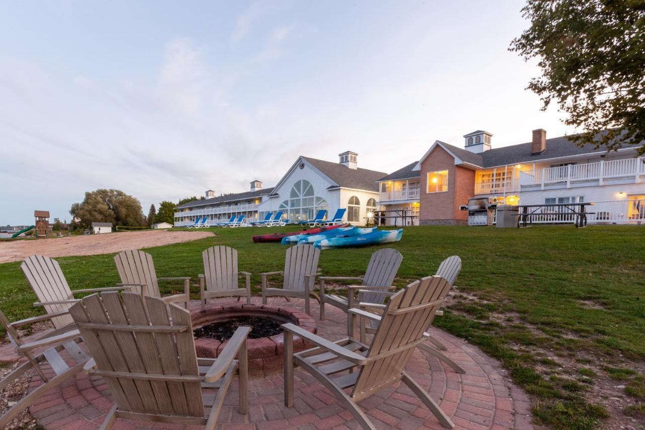 Baymont By Wyndham St. Ignace Lakefront Extérieur photo
