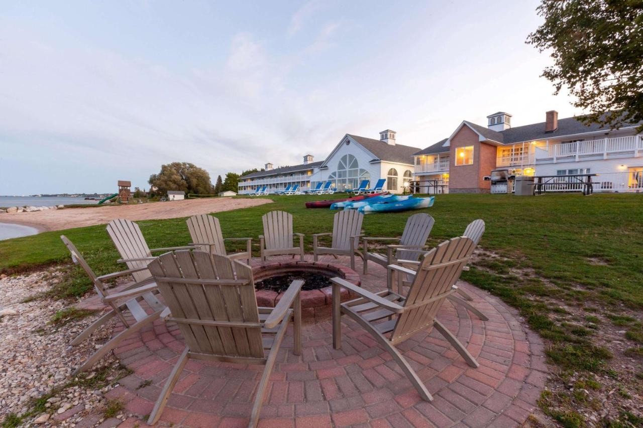 Baymont By Wyndham St. Ignace Lakefront Extérieur photo