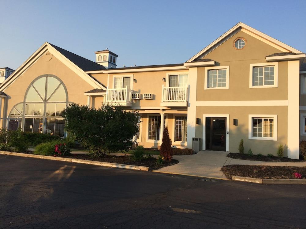 Baymont By Wyndham St. Ignace Lakefront Extérieur photo