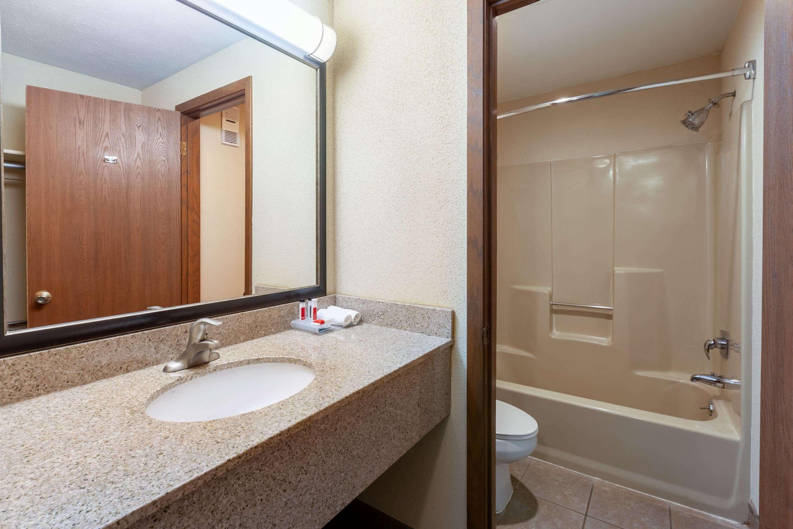 Baymont By Wyndham St. Ignace Lakefront Extérieur photo