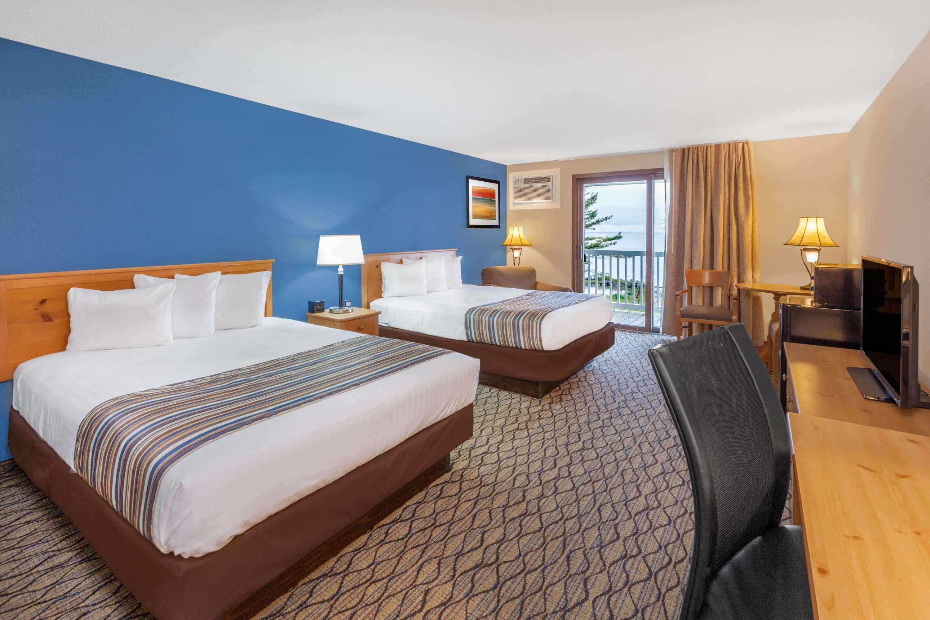 Baymont By Wyndham St. Ignace Lakefront Extérieur photo