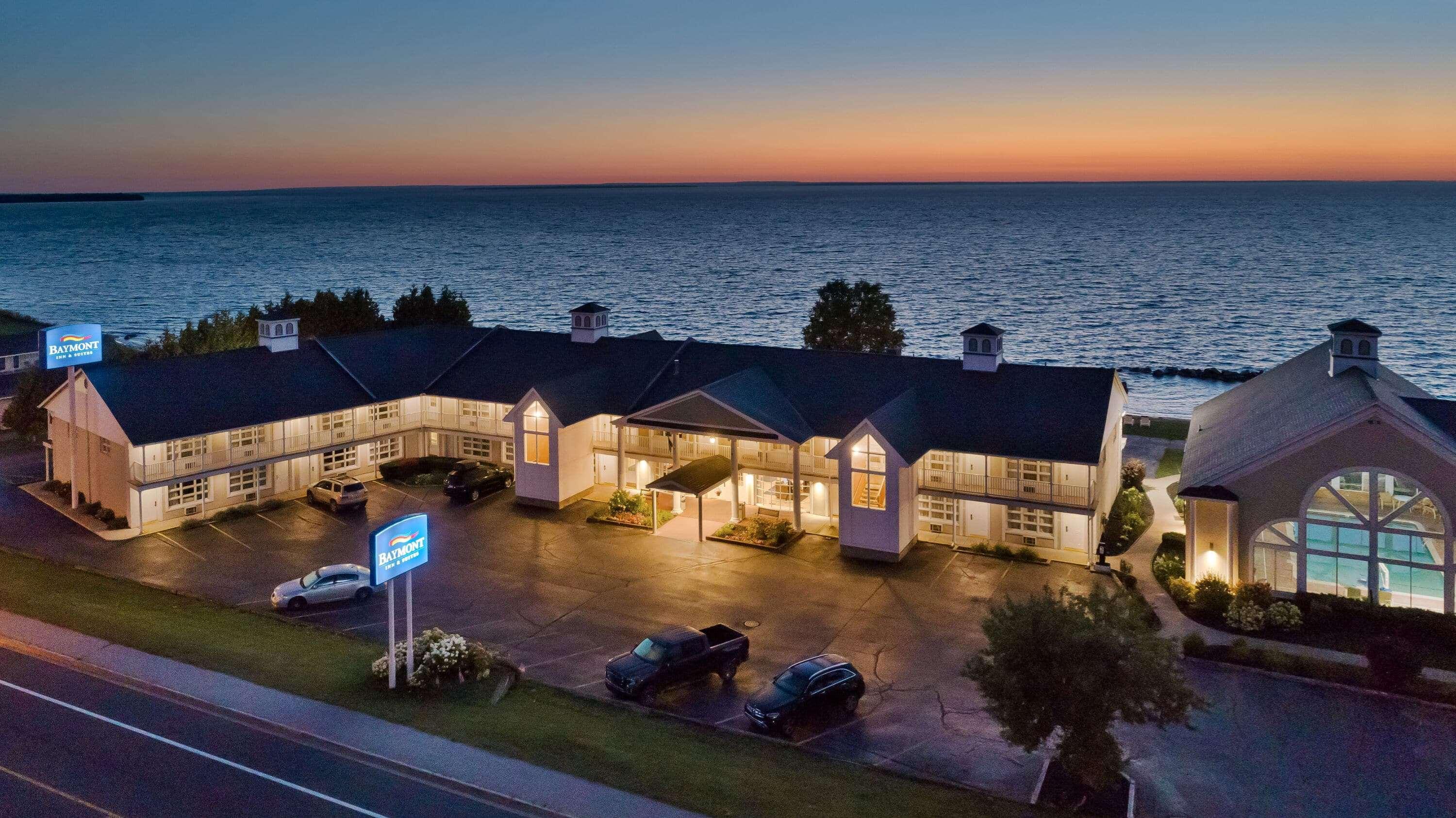 Baymont By Wyndham St. Ignace Lakefront Extérieur photo