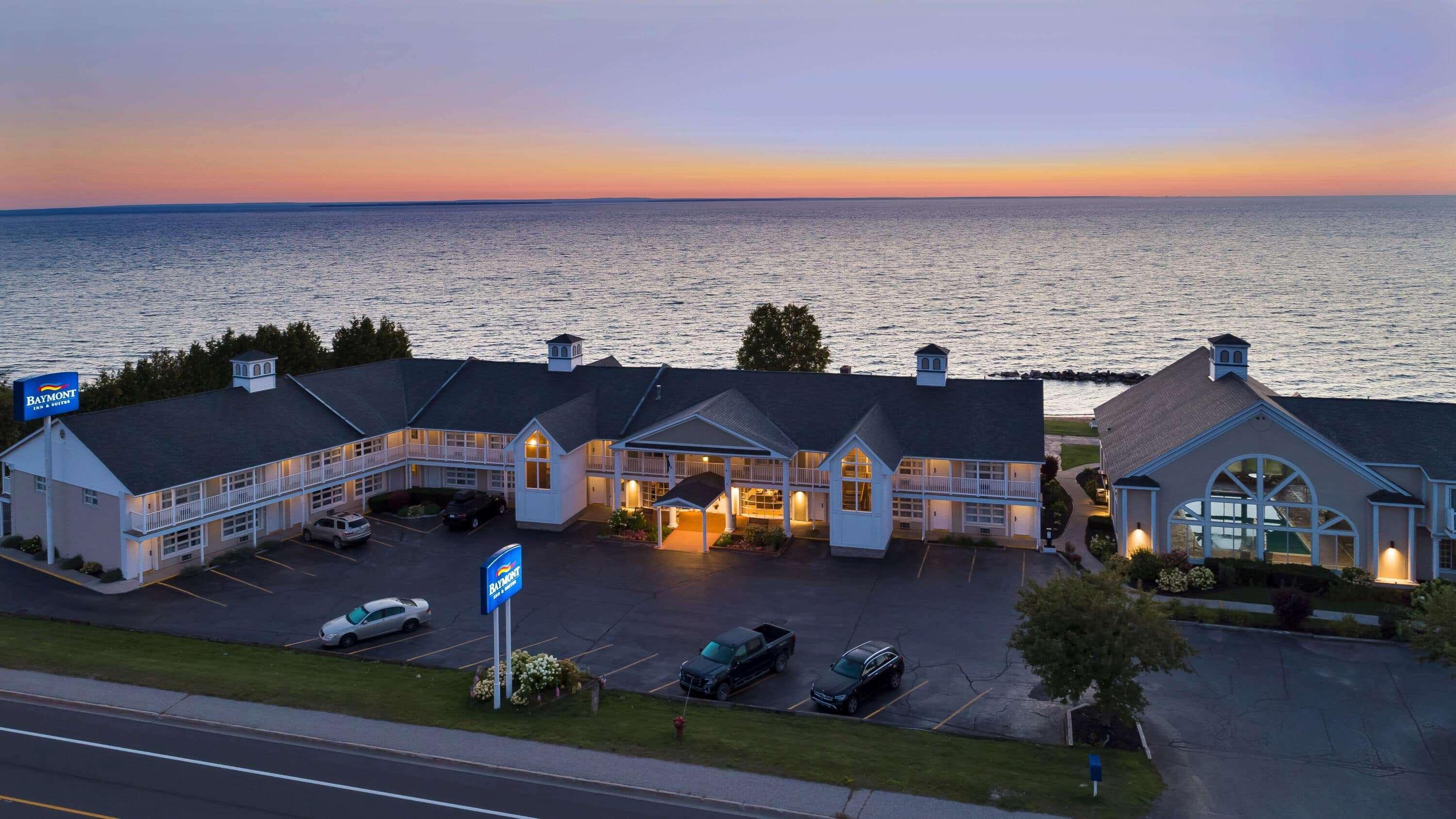Baymont By Wyndham St. Ignace Lakefront Extérieur photo
