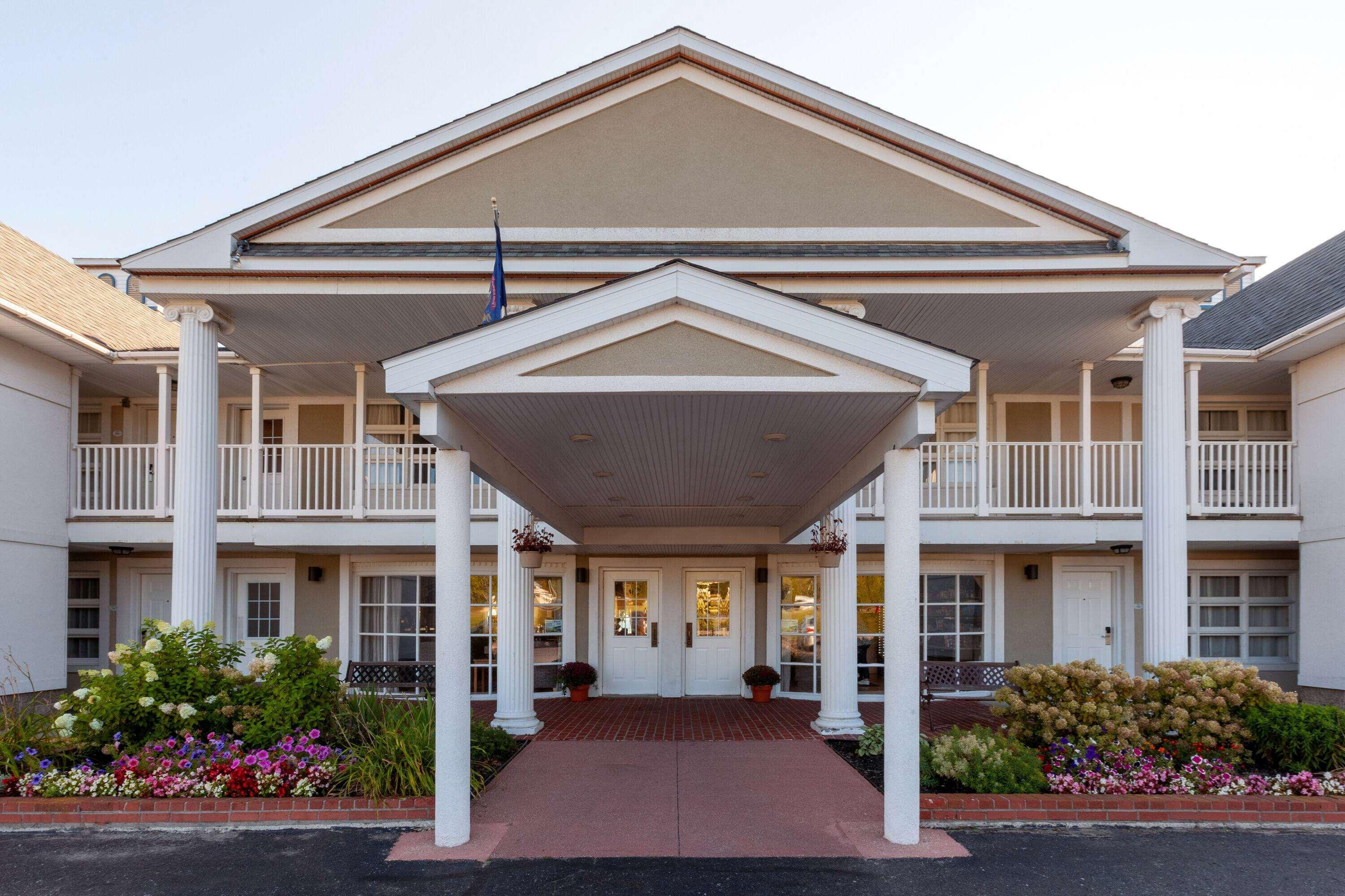 Baymont By Wyndham St. Ignace Lakefront Extérieur photo