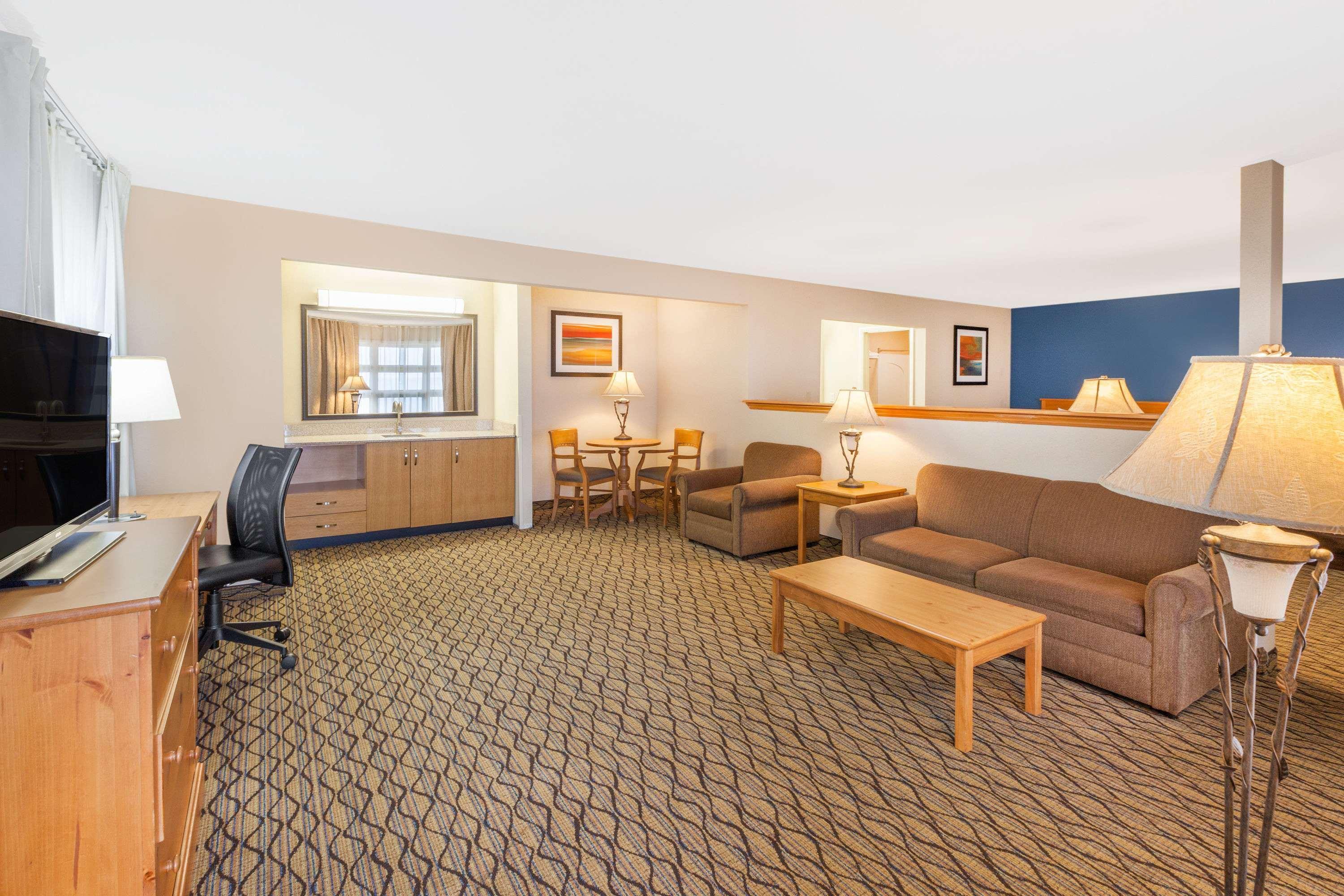 Baymont By Wyndham St. Ignace Lakefront Extérieur photo