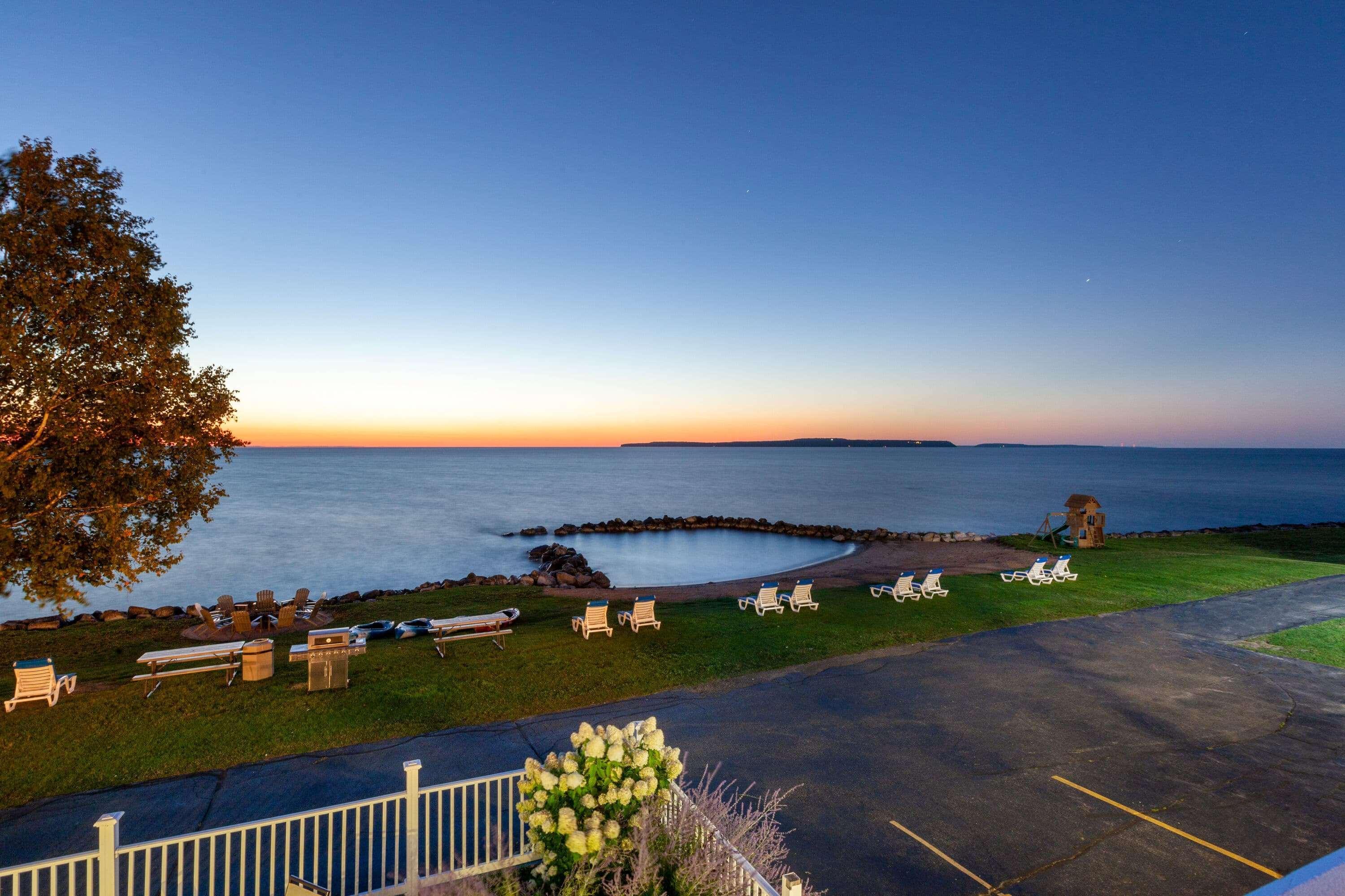 Baymont By Wyndham St. Ignace Lakefront Extérieur photo