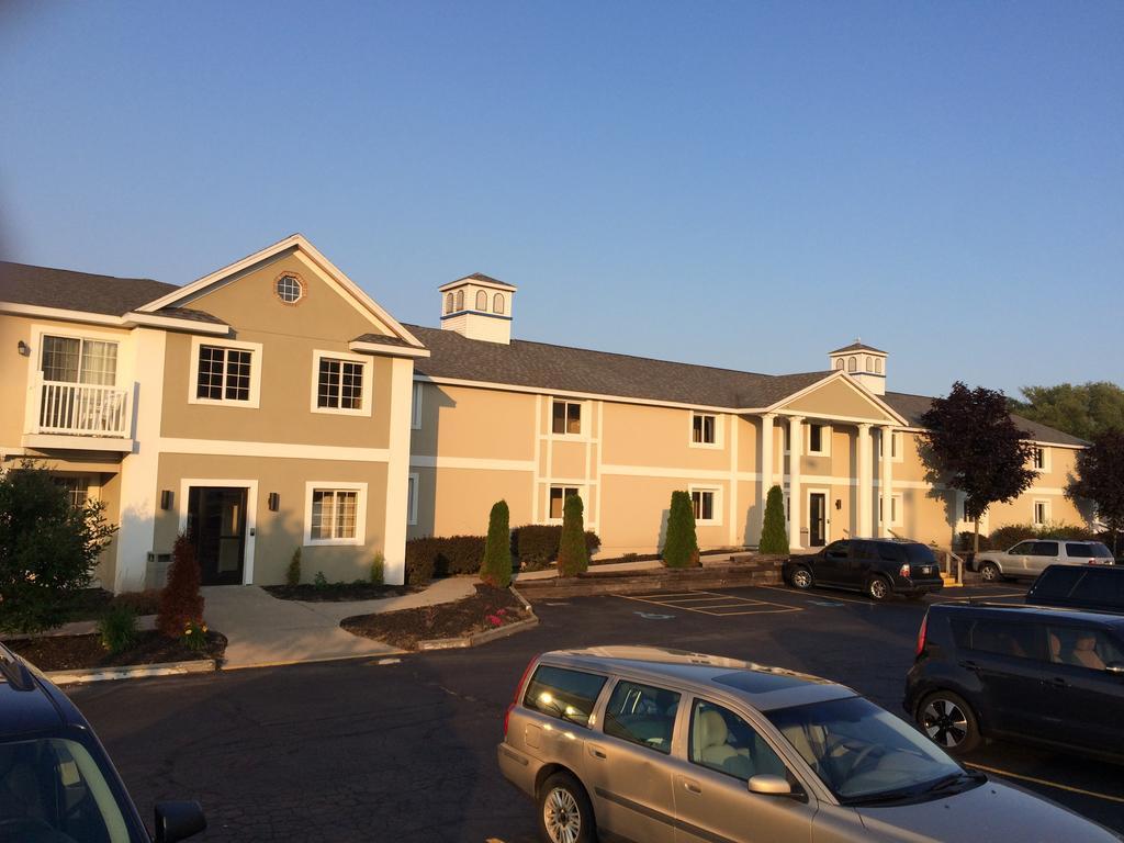 Baymont By Wyndham St. Ignace Lakefront Extérieur photo