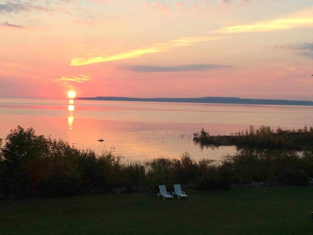 Baymont By Wyndham St. Ignace Lakefront Extérieur photo