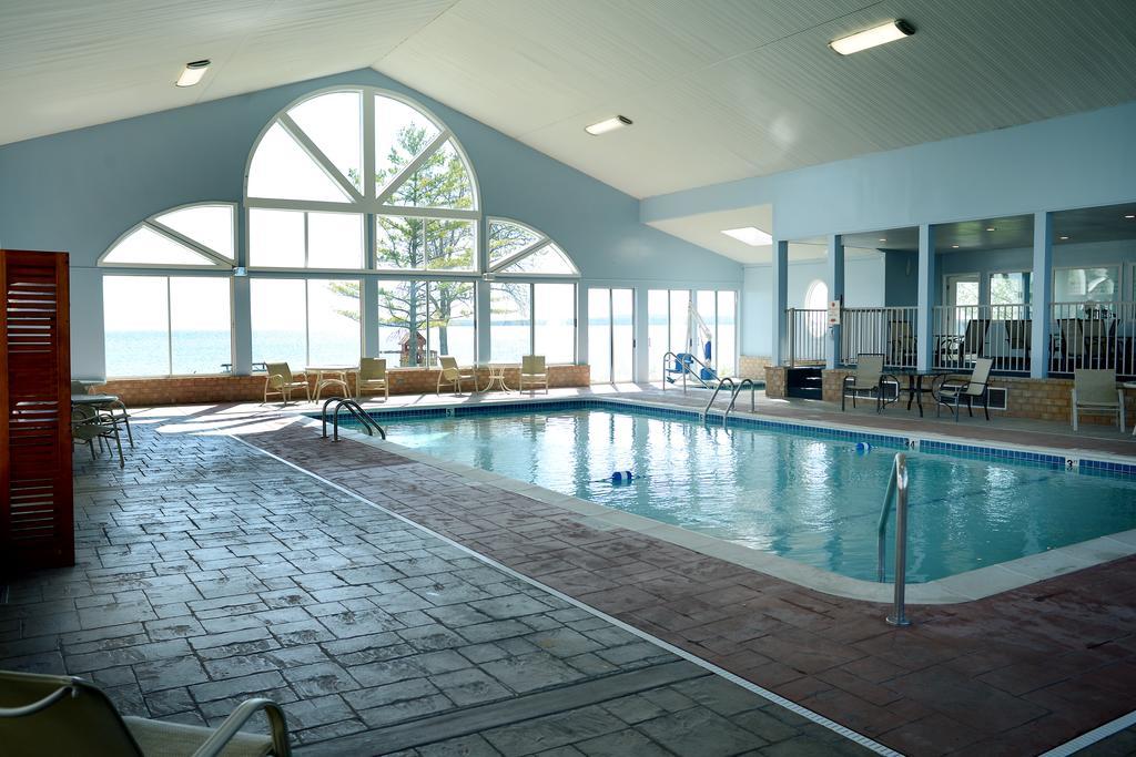 Baymont By Wyndham St. Ignace Lakefront Extérieur photo