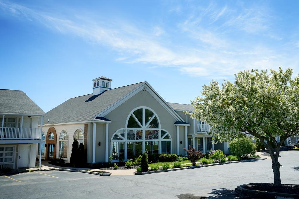 Baymont By Wyndham St. Ignace Lakefront Extérieur photo