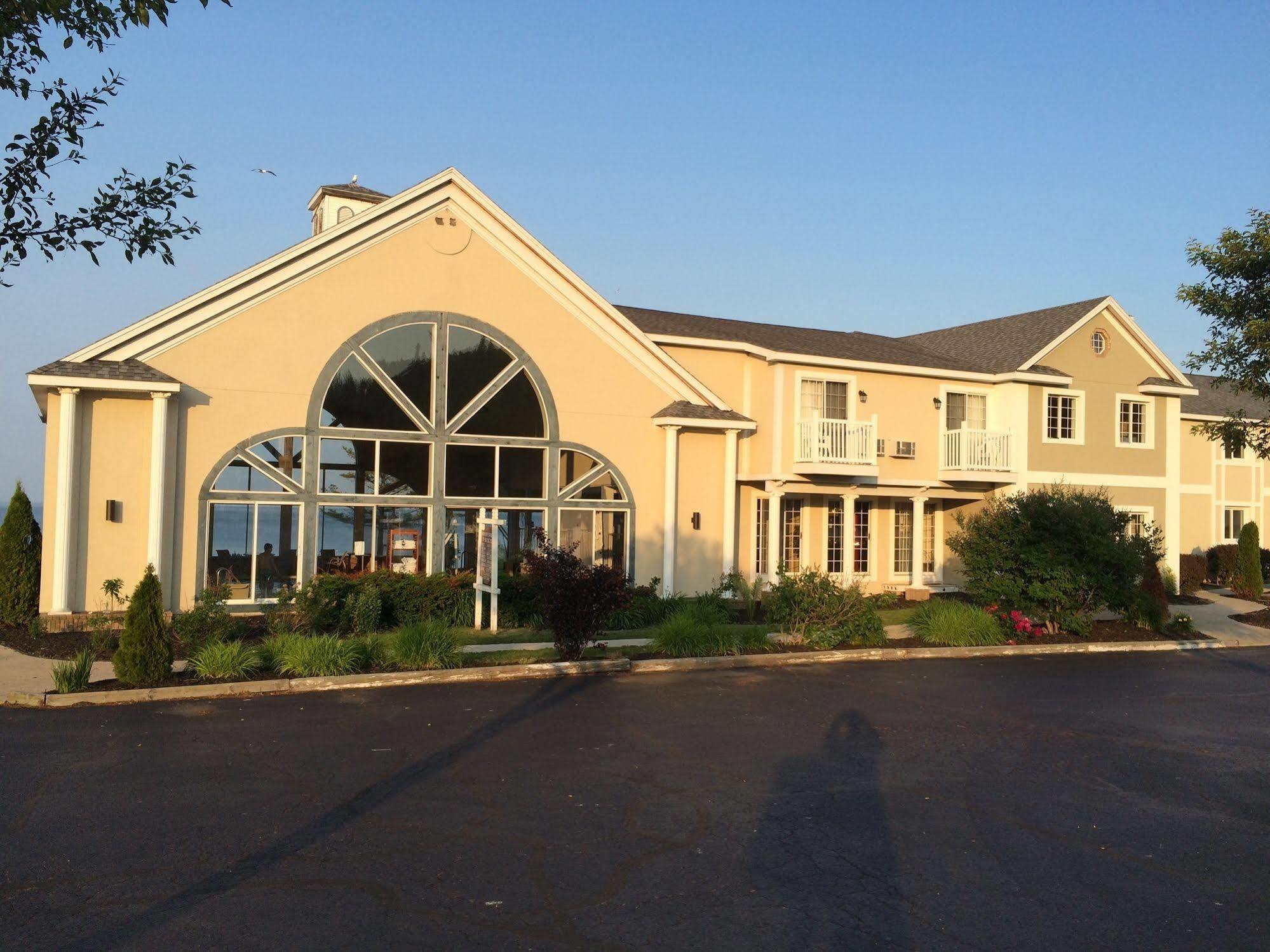 Baymont By Wyndham St. Ignace Lakefront Extérieur photo