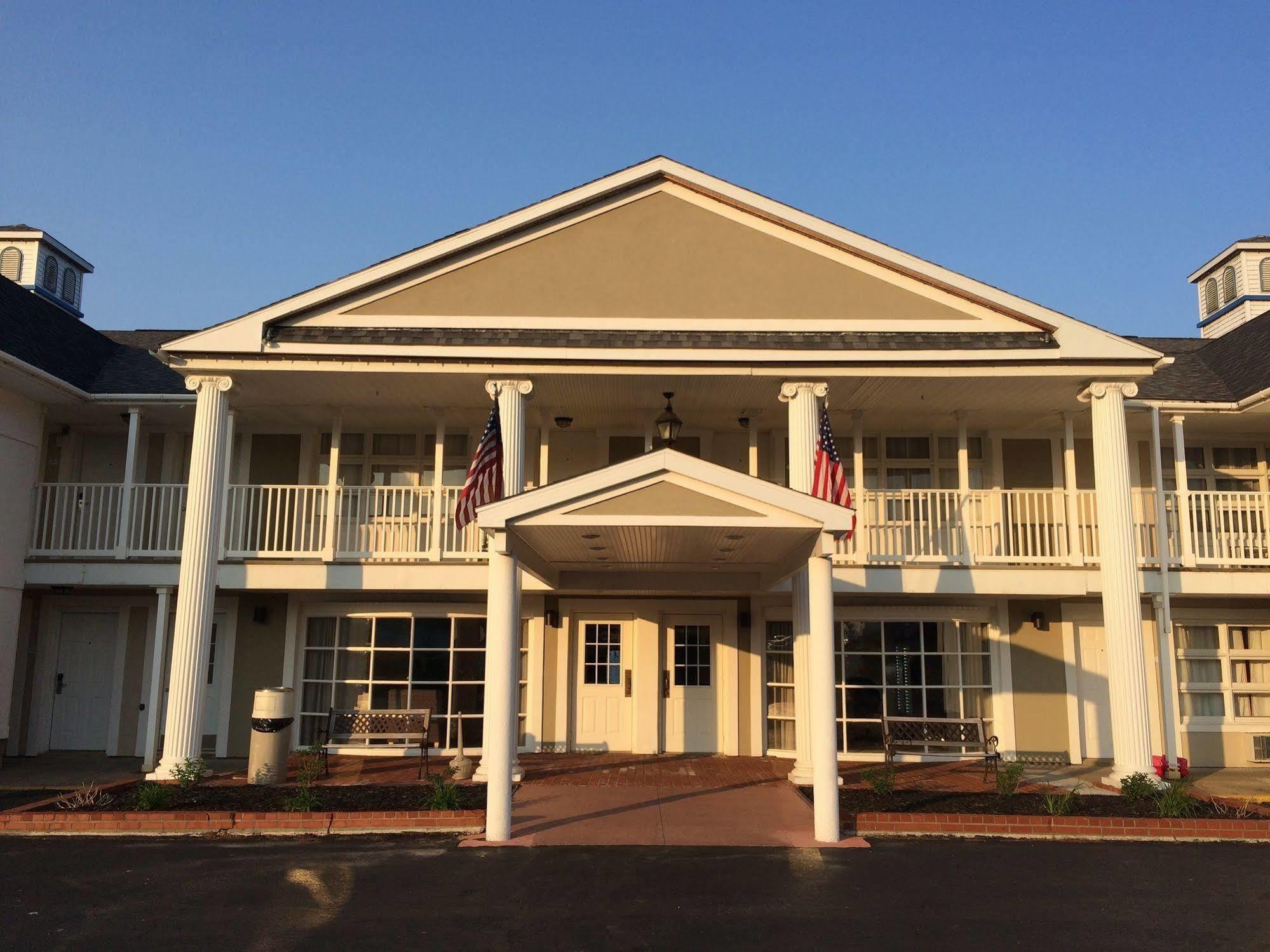 Baymont By Wyndham St. Ignace Lakefront Extérieur photo