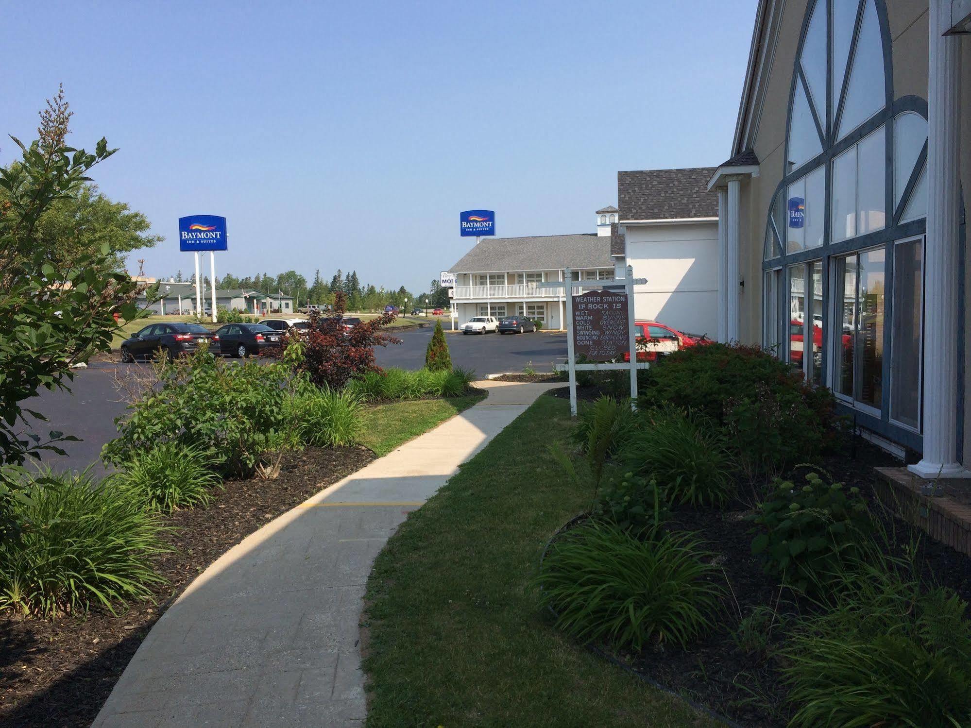 Baymont By Wyndham St. Ignace Lakefront Extérieur photo