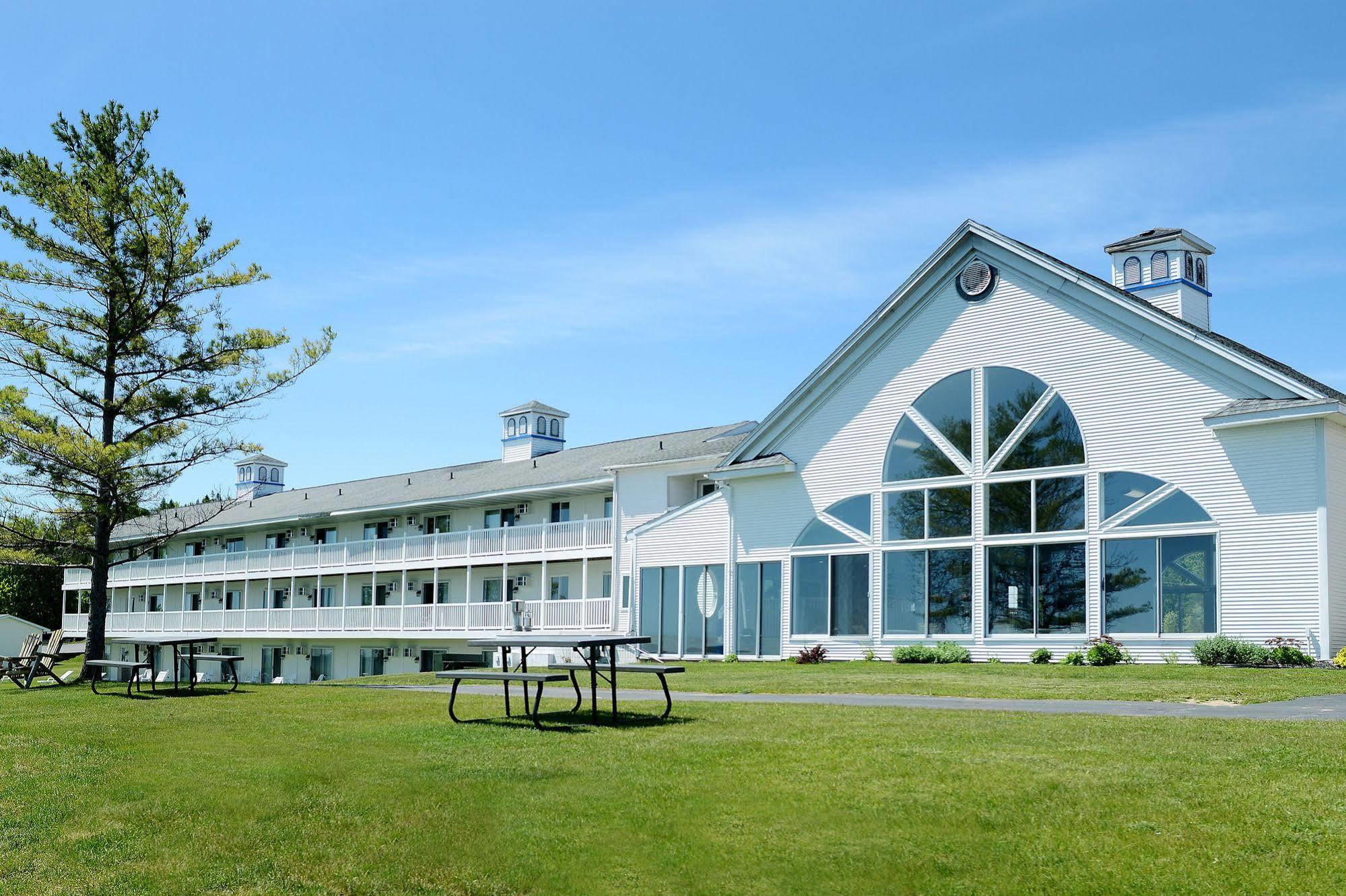 Baymont By Wyndham St. Ignace Lakefront Extérieur photo