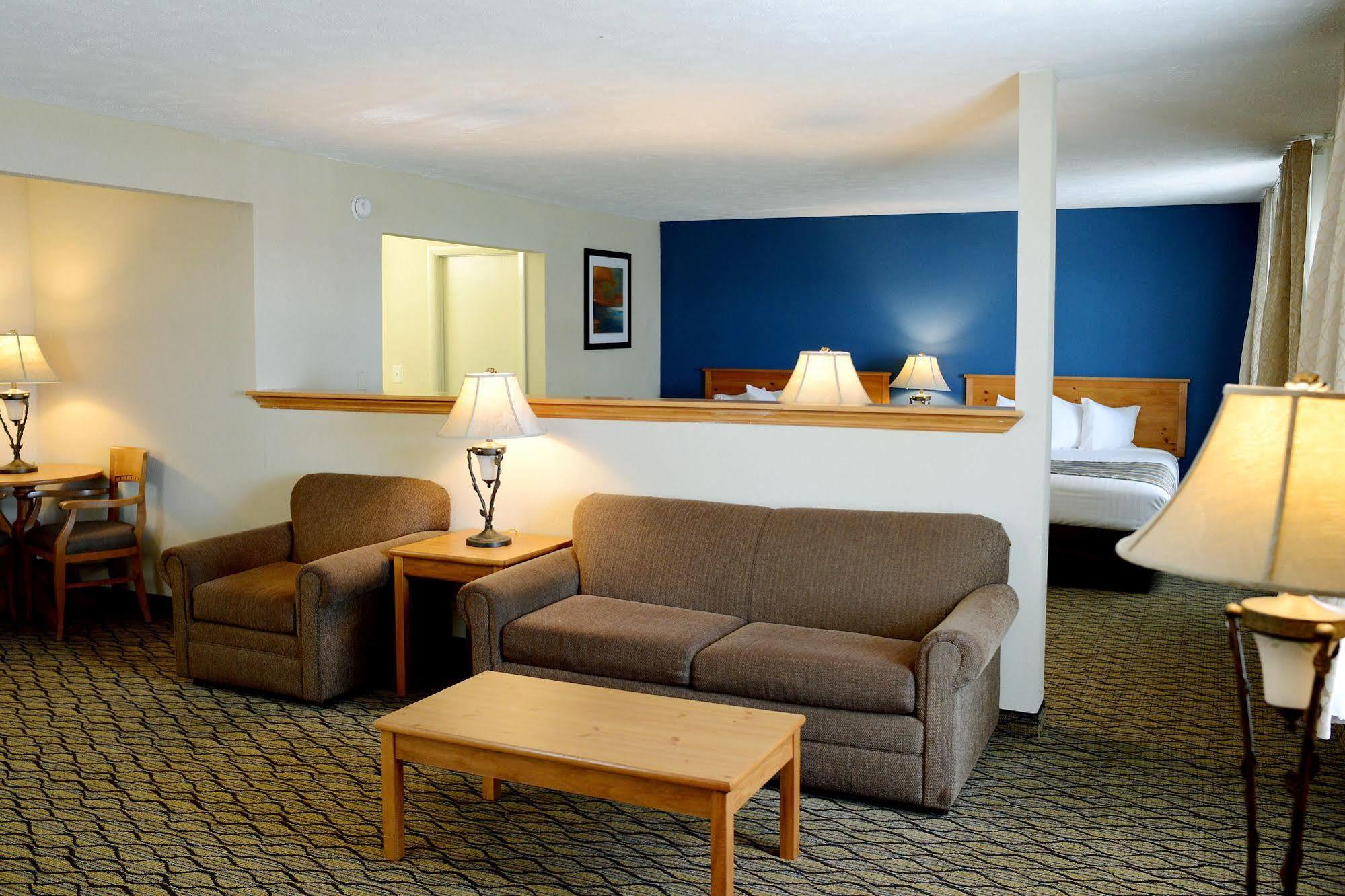Baymont By Wyndham St. Ignace Lakefront Extérieur photo