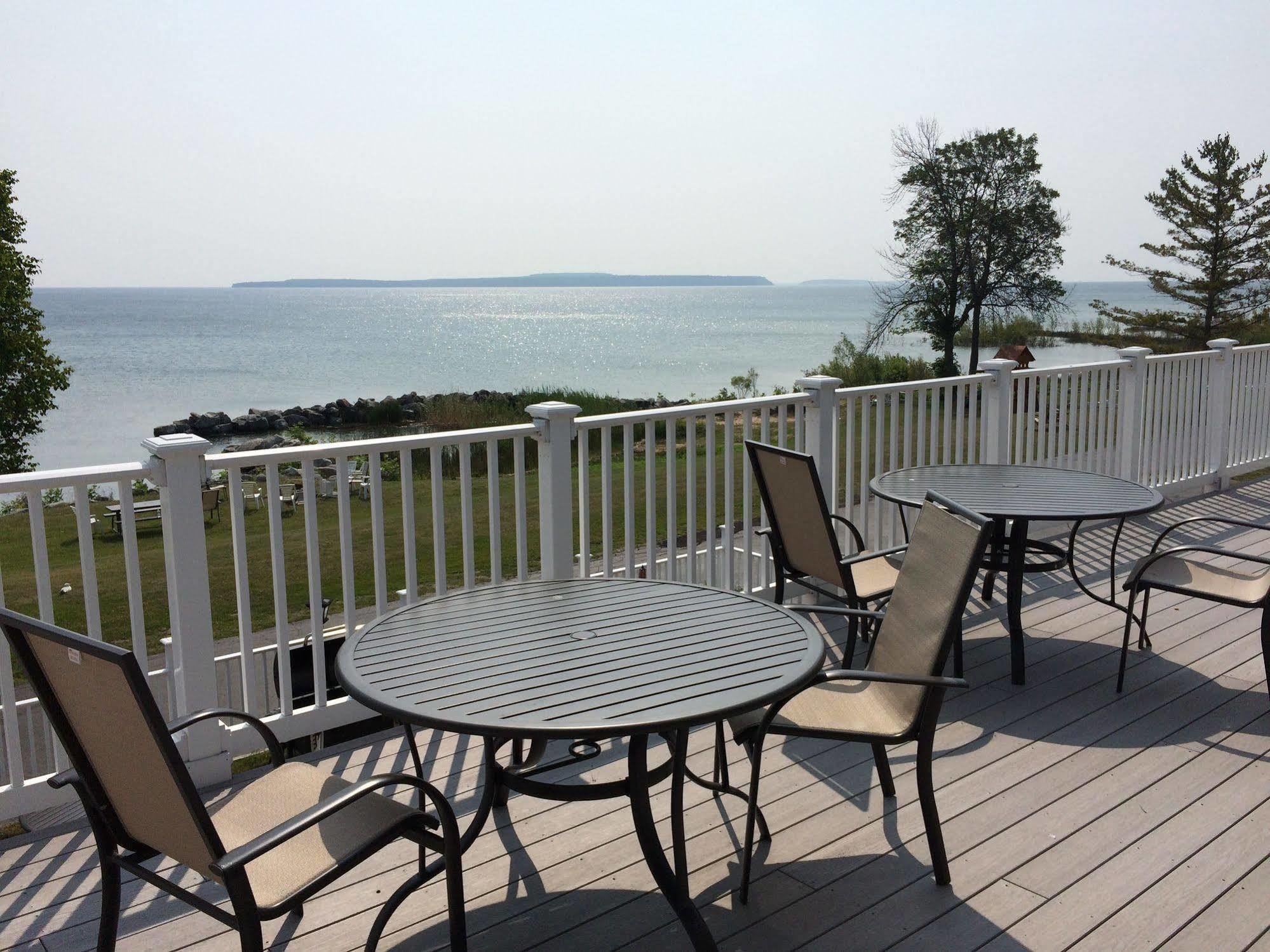 Baymont By Wyndham St. Ignace Lakefront Extérieur photo
