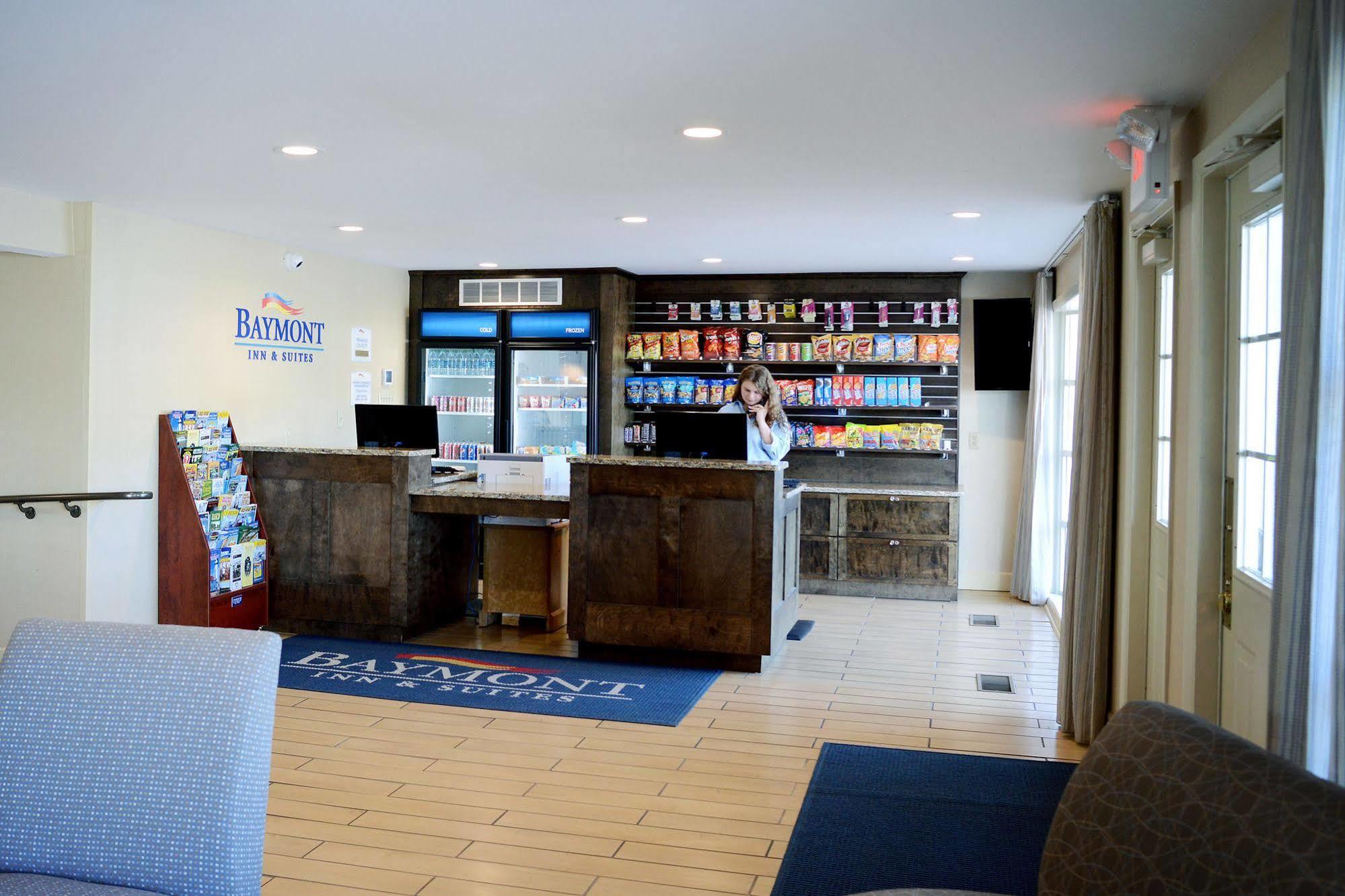 Baymont By Wyndham St. Ignace Lakefront Extérieur photo