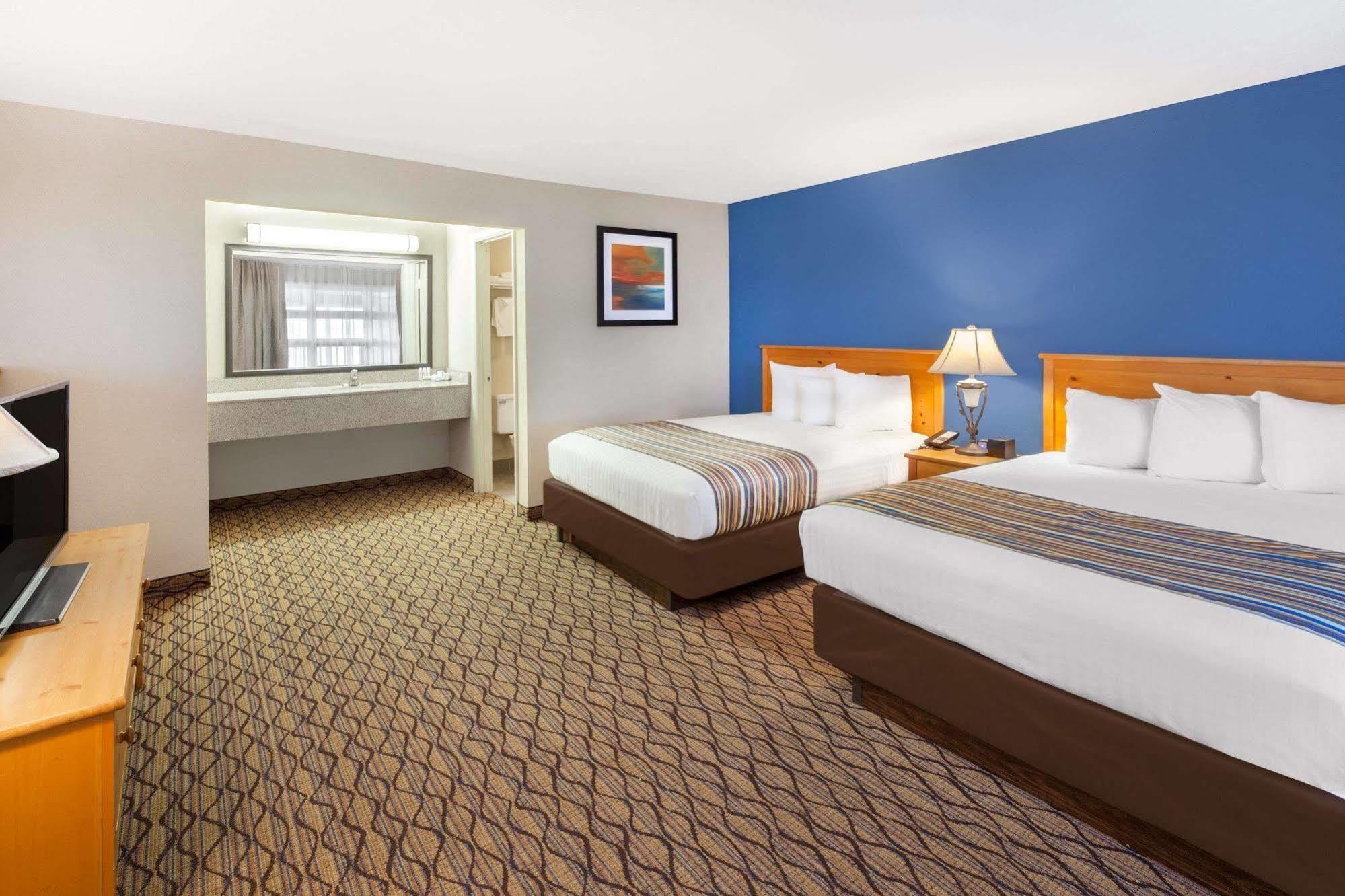 Baymont By Wyndham St. Ignace Lakefront Extérieur photo
