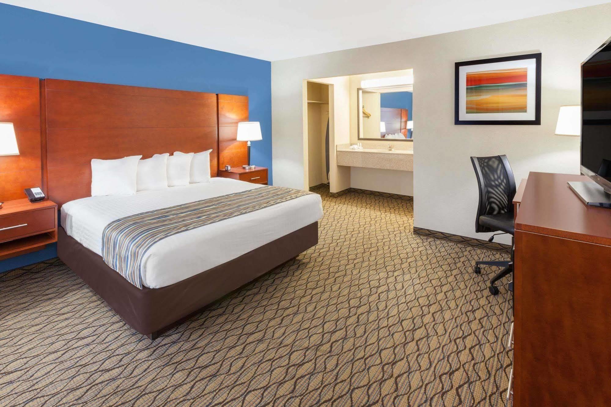 Baymont By Wyndham St. Ignace Lakefront Extérieur photo