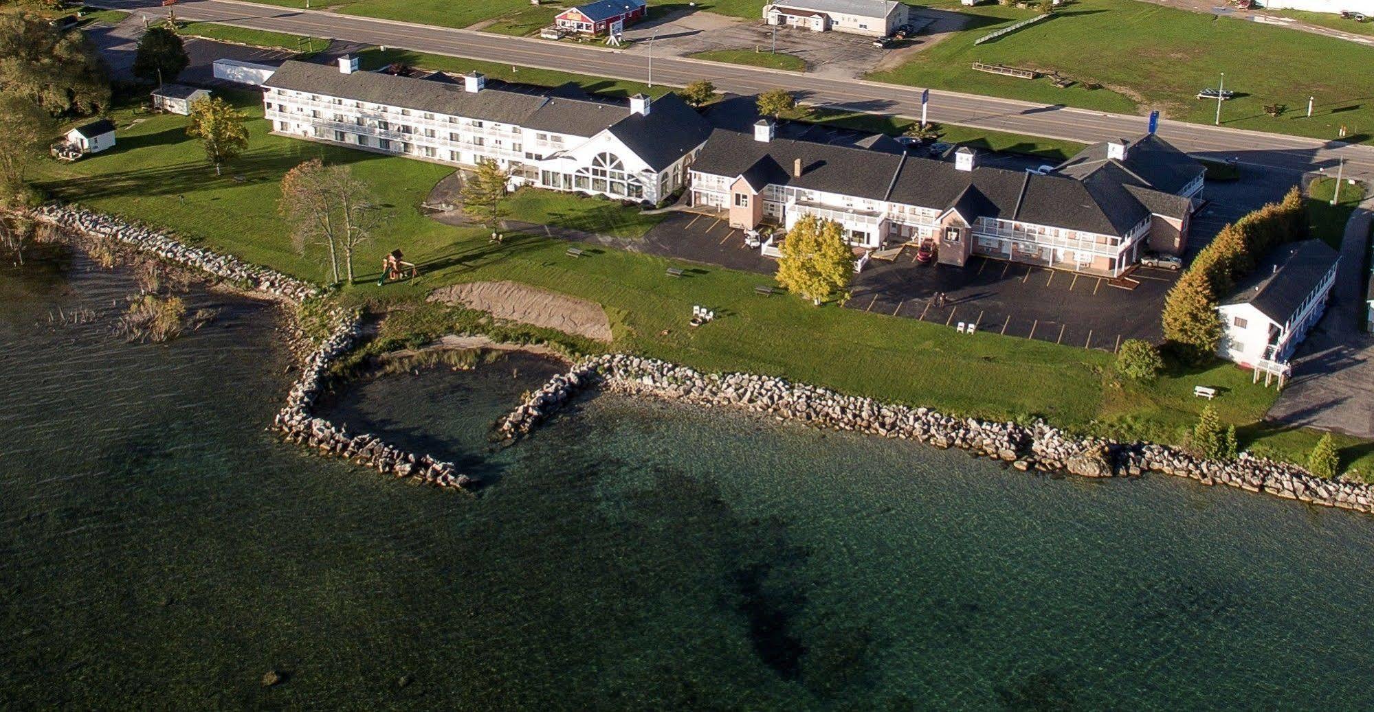 Baymont By Wyndham St. Ignace Lakefront Extérieur photo
