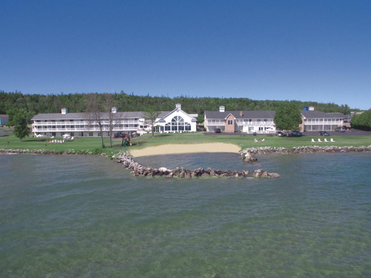Baymont By Wyndham St. Ignace Lakefront Extérieur photo